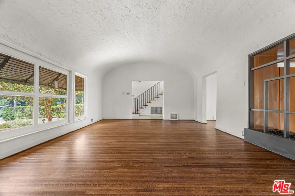1838 S Victoria Avenue Los Angeles, CA 90019
