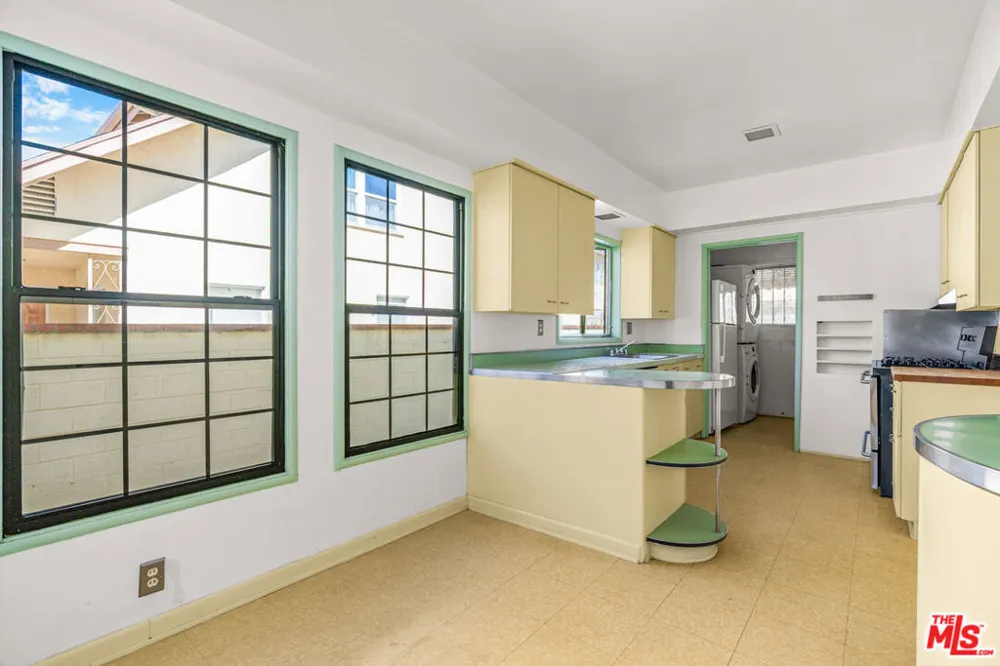 1838 S Victoria Avenue Los Angeles, CA 90019