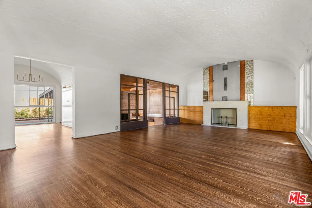 1838 S Victoria Avenue Los Angeles, CA 90019