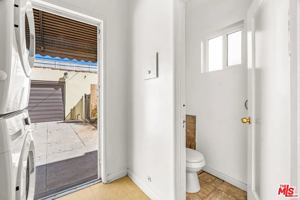 1838 S Victoria Avenue Los Angeles, CA 90019