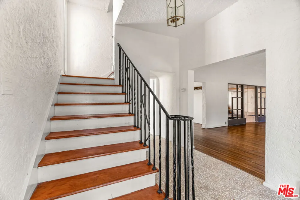 1838 S Victoria Avenue Los Angeles, CA 90019