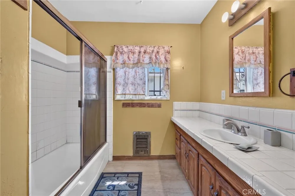 14100 S Mariposa Gardena, CA 90247