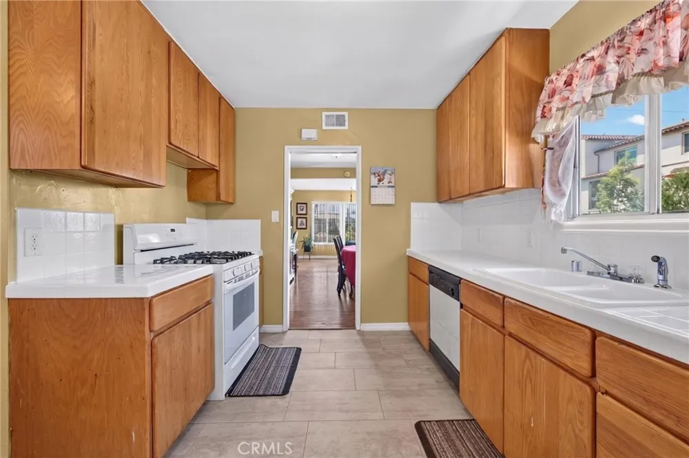14100 S Mariposa Gardena, CA 90247
