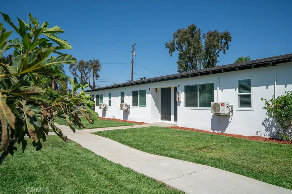 1512 W 5th Santa Ana, CA 92703