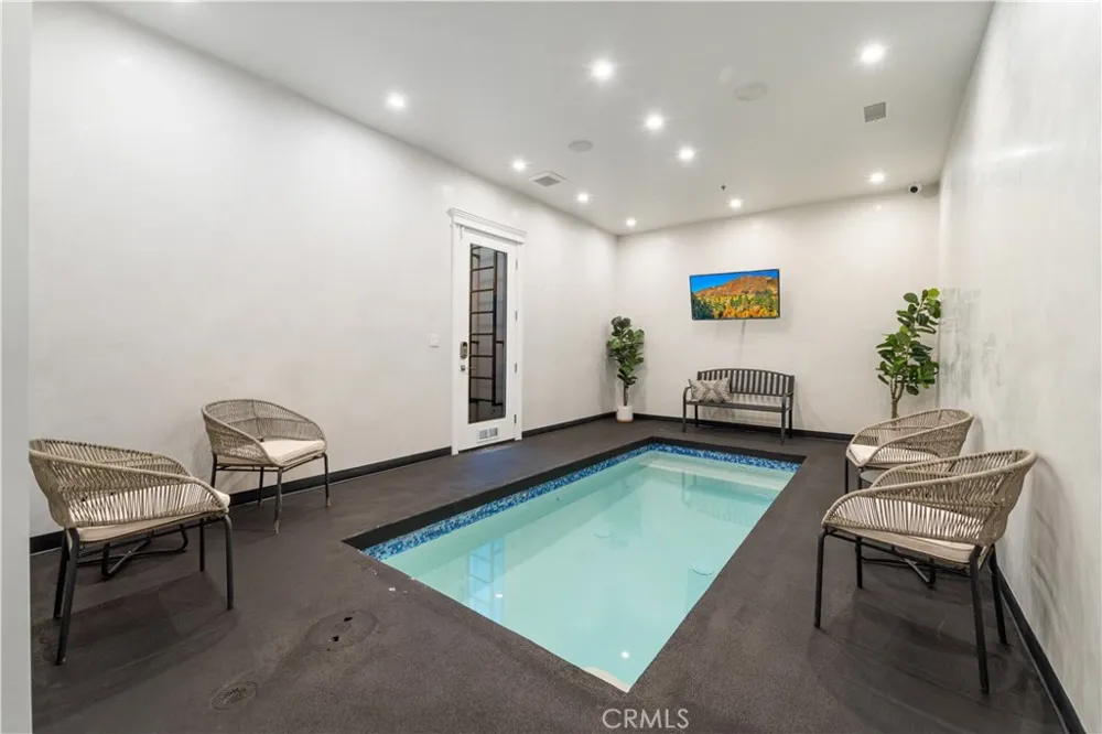 17528 Jayden Lane Encino, CA 91316