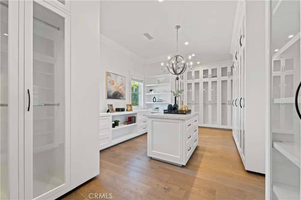 17528 Jayden Lane Encino, CA 91316