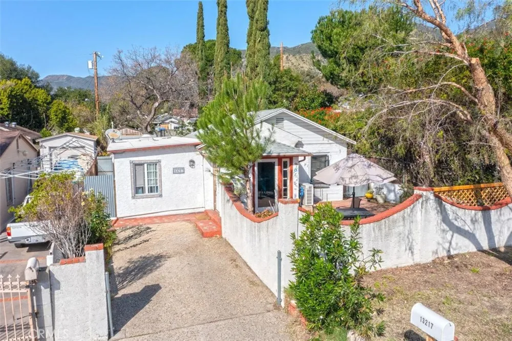13217 Raven Sylmar, CA 91342