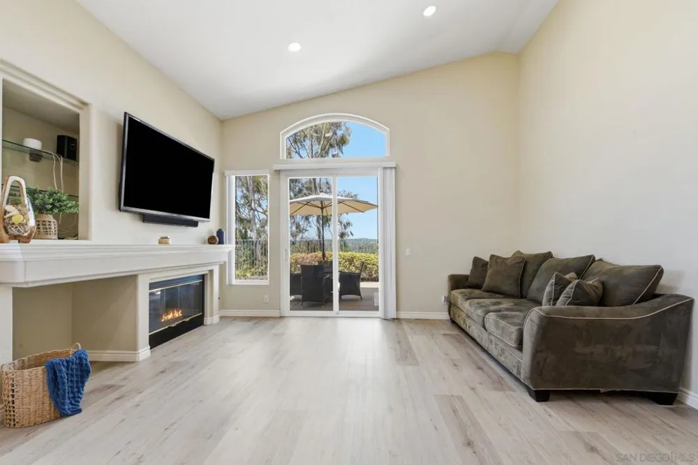 804 Calle Montera Escondido, CA 92025