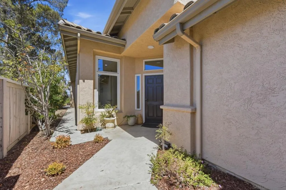 804 Calle Montera Escondido, CA 92025