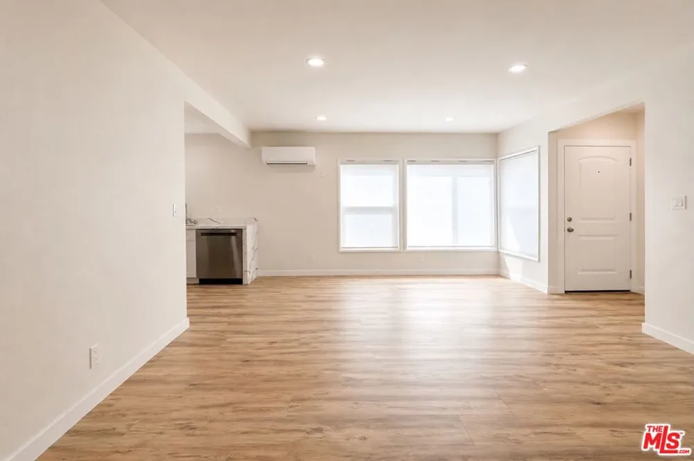 5250 Whitsett Avenue Valley Village, CA 91607