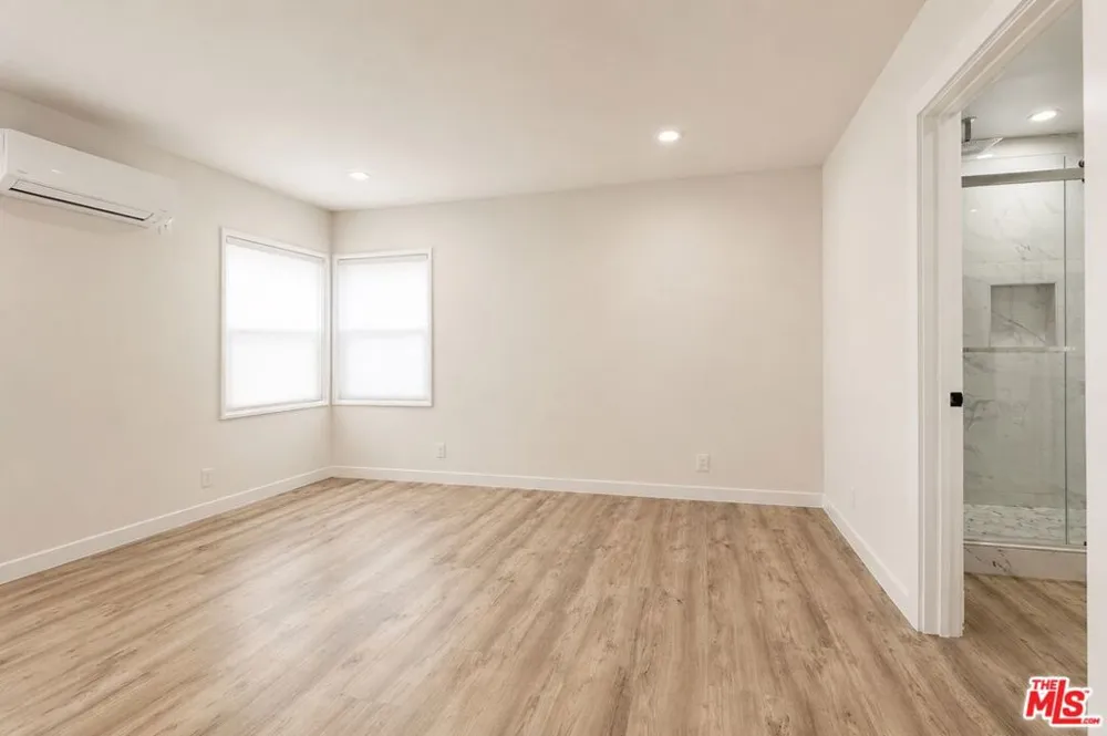 5250 Whitsett Avenue Valley Village, CA 91607