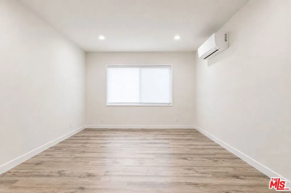 5250 Whitsett Avenue Valley Village, CA 91607