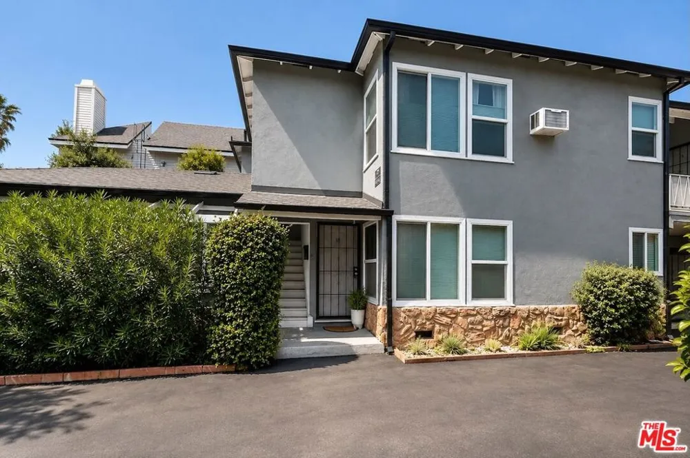 5250 Whitsett Avenue Valley Village, CA 91607