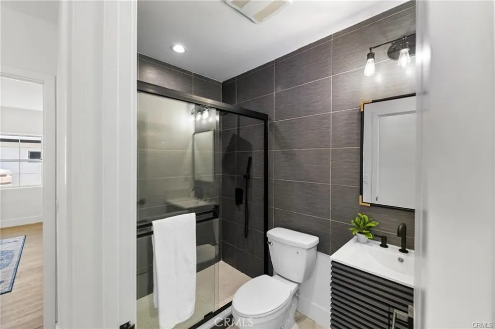11445 Saticoy Street North Hollywood, CA 91605