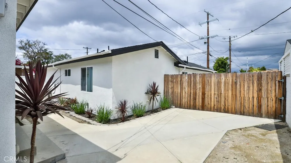 11445 Saticoy Street North Hollywood, CA 91605