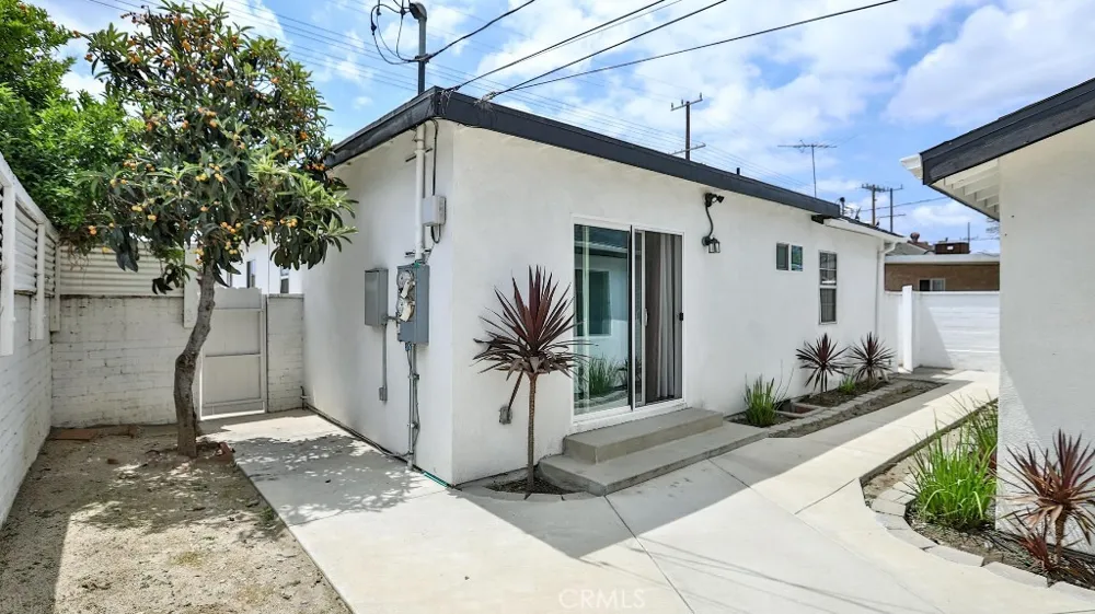 11445 Saticoy Street North Hollywood, CA 91605