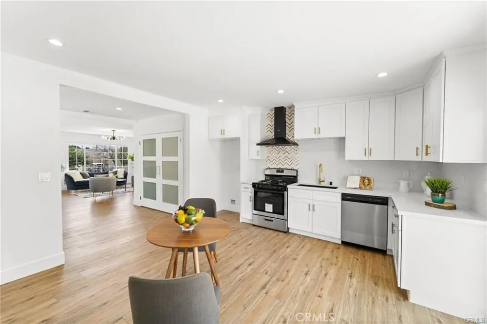 11445 Saticoy Street North Hollywood, CA 91605