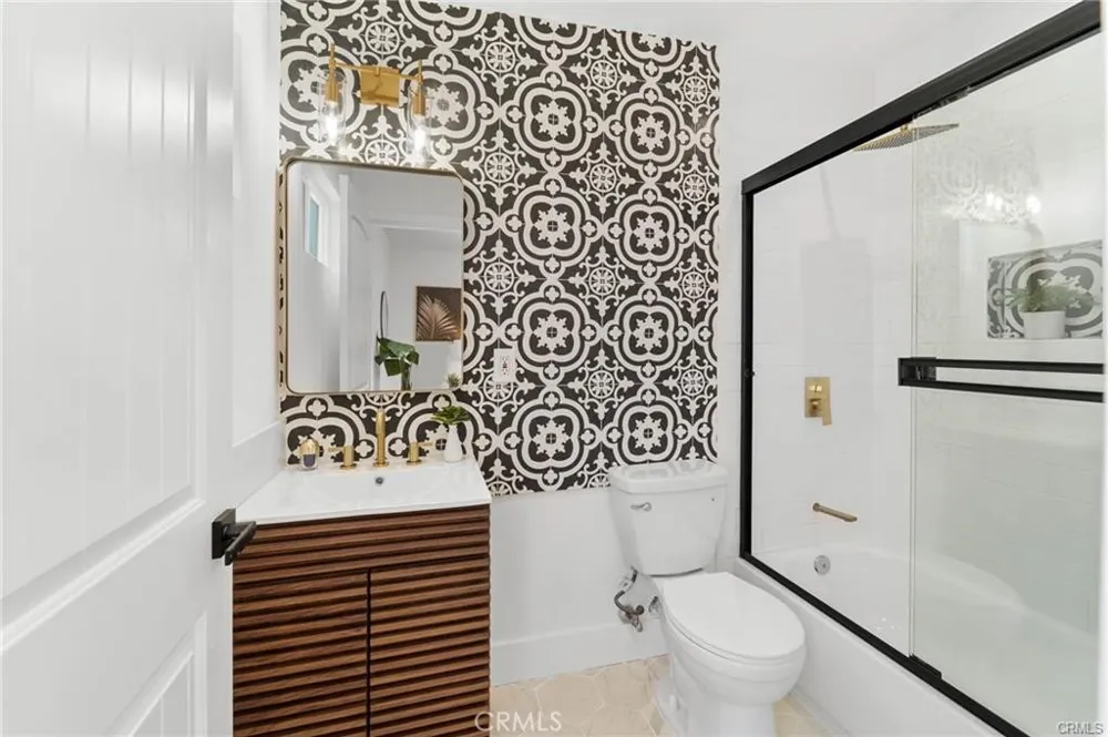 11445 Saticoy Street North Hollywood, CA 91605