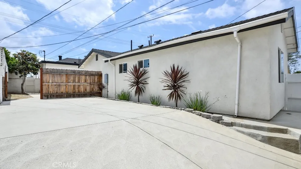 11445 Saticoy Street North Hollywood, CA 91605