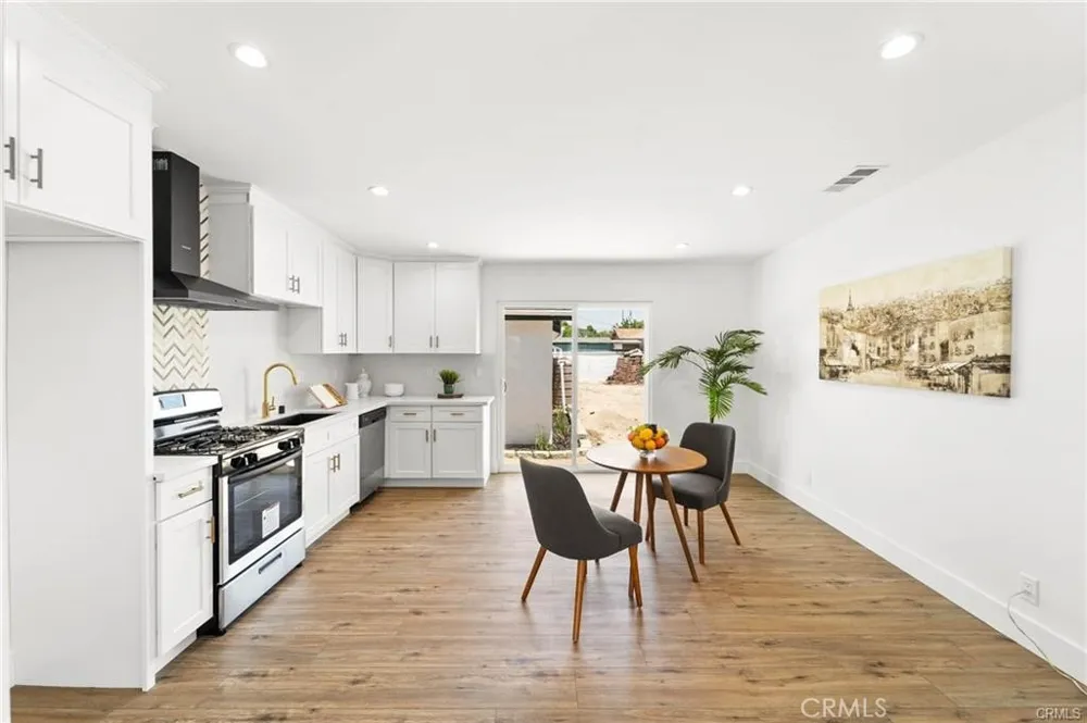 11445 Saticoy Street North Hollywood, CA 91605