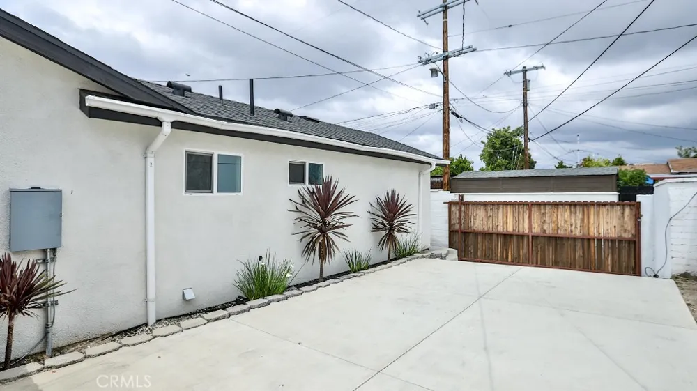 11445 Saticoy Street North Hollywood, CA 91605
