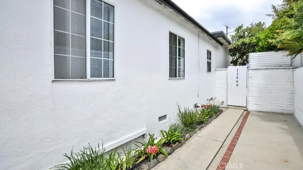 11445 Saticoy Street North Hollywood, CA 91605