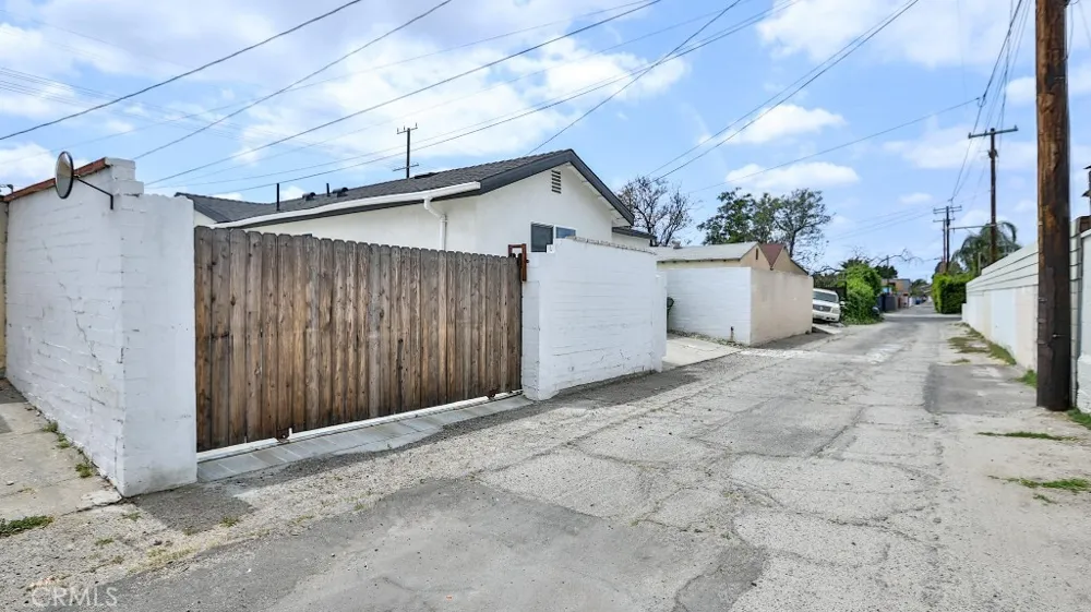 11445 Saticoy Street North Hollywood, CA 91605