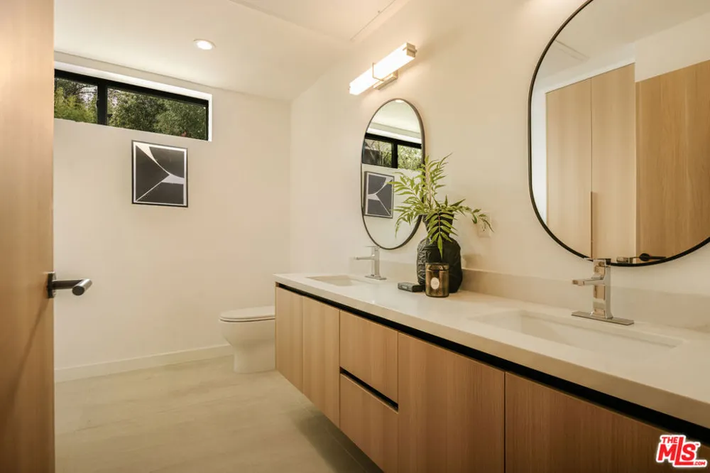 2919 Waverly #101 Los Angeles, CA 90039