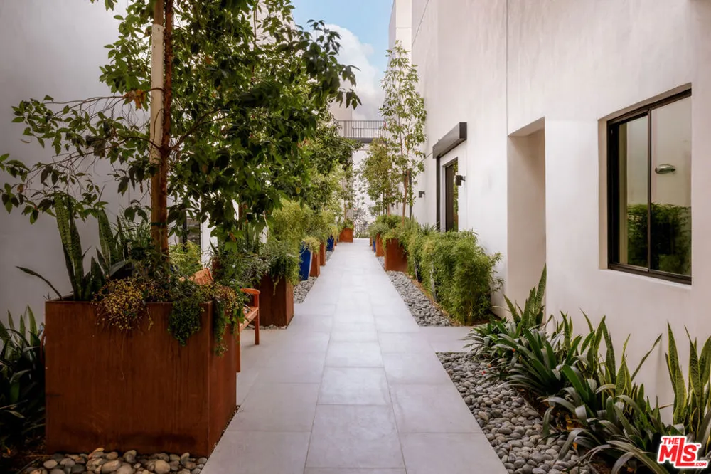 2919 Waverly #101 Los Angeles, CA 90039