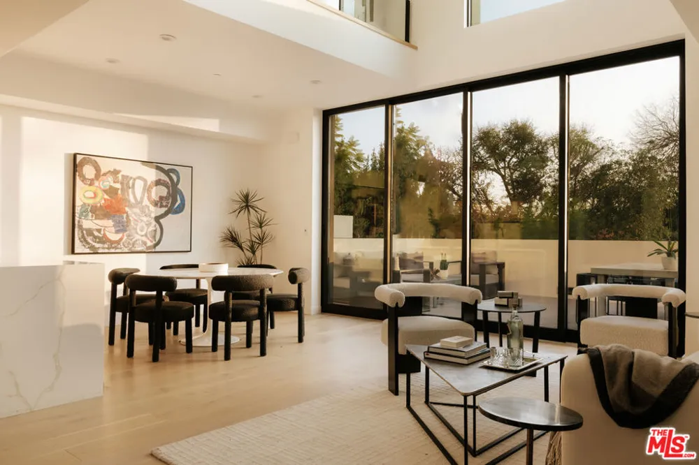 2919 Waverly #101 Los Angeles, CA 90039