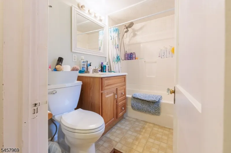 687 Riegelsville Rd Holland, NJ 08848