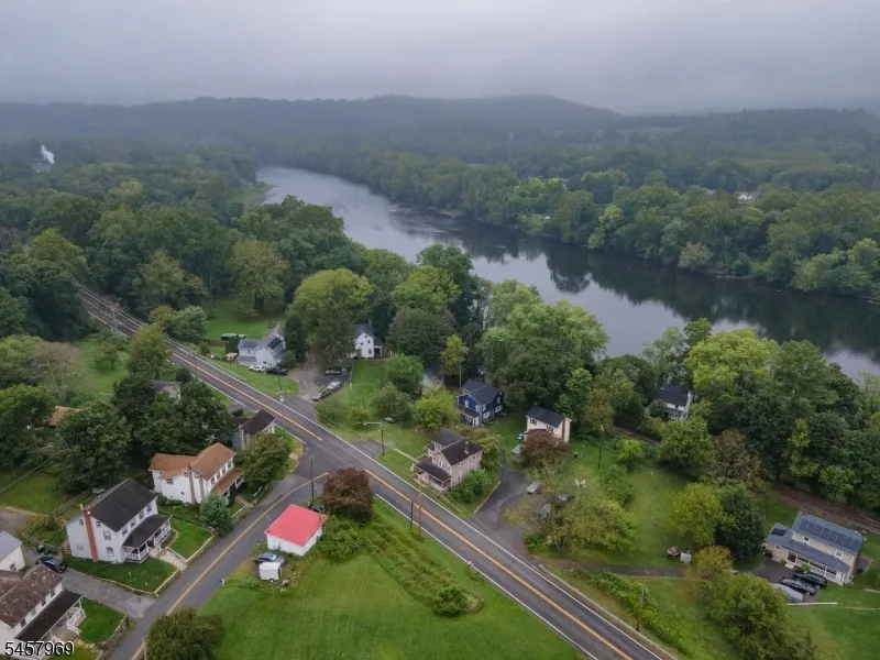 687 Riegelsville Rd Holland, NJ 08848