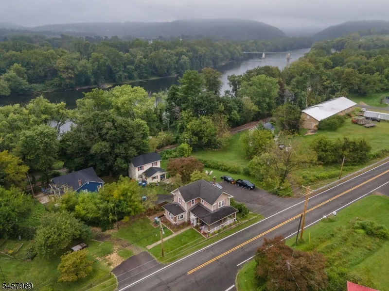 687 Riegelsville Rd Holland, NJ 08848