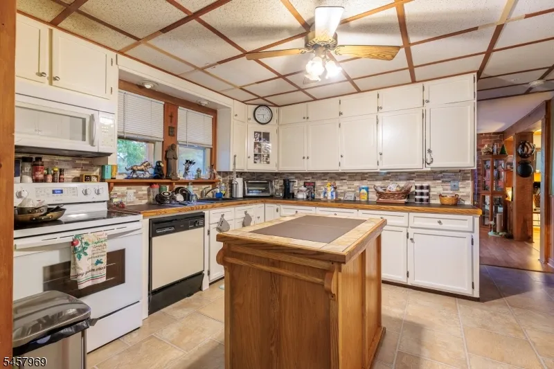 687 Riegelsville Rd Holland, NJ 08848