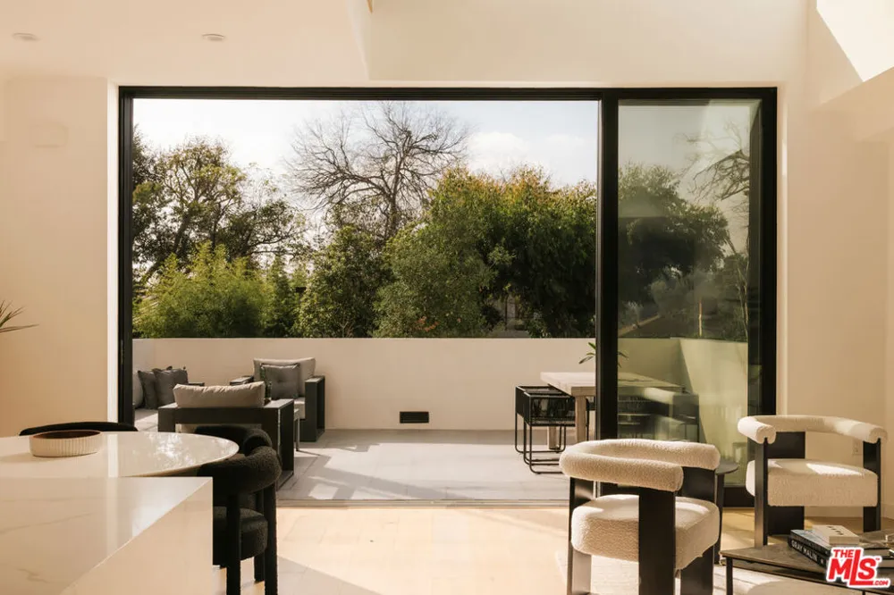2919 Waverly Drive #106 Los Angeles, CA 90039