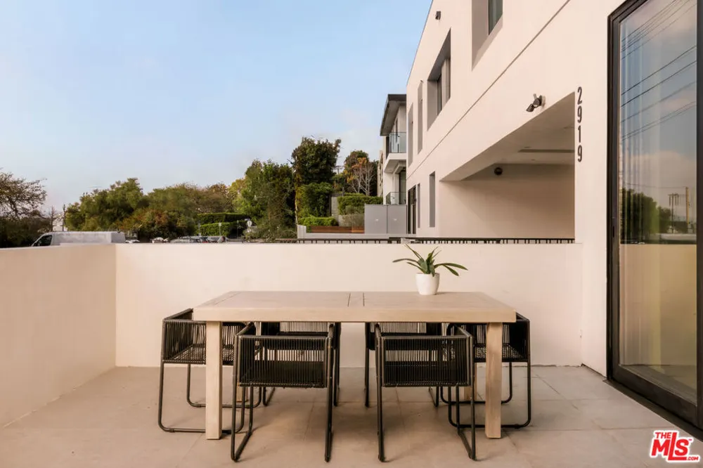 2919 Waverly Drive #106 Los Angeles, CA 90039