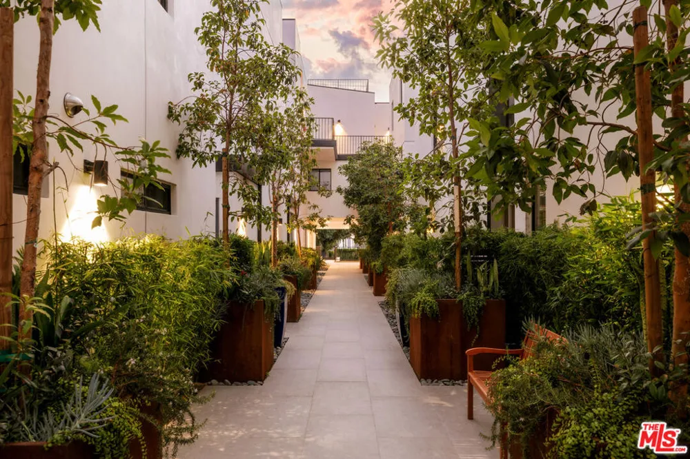 2919 Waverly Drive #106 Los Angeles, CA 90039