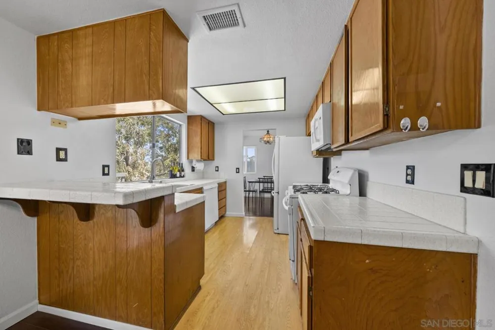 6476 Calle Pavana San Diego, CA 92139