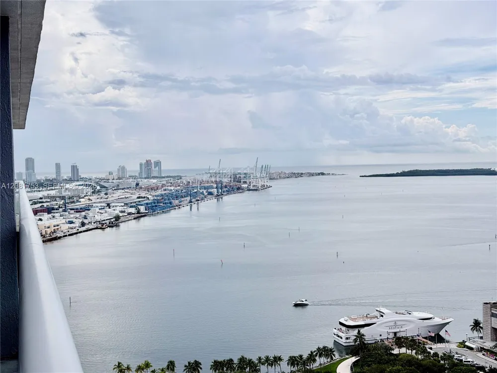 50 Biscayne Blvd #3211 Miami, FL 33132