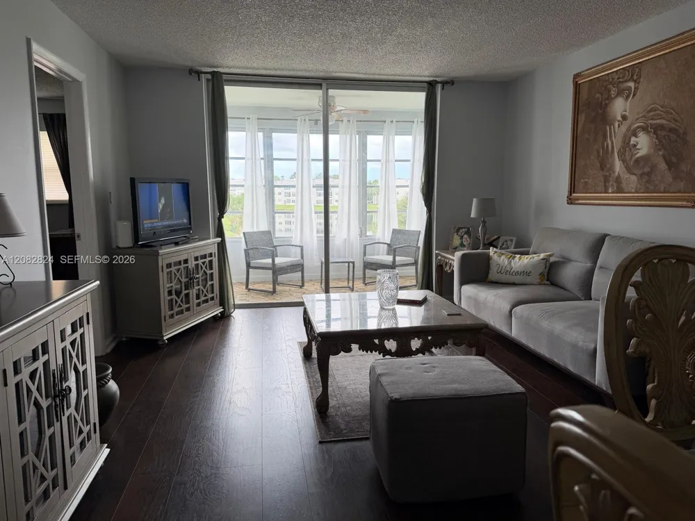 8220 Sunrise Lakes Blvd #211 Sunrise, FL 33322