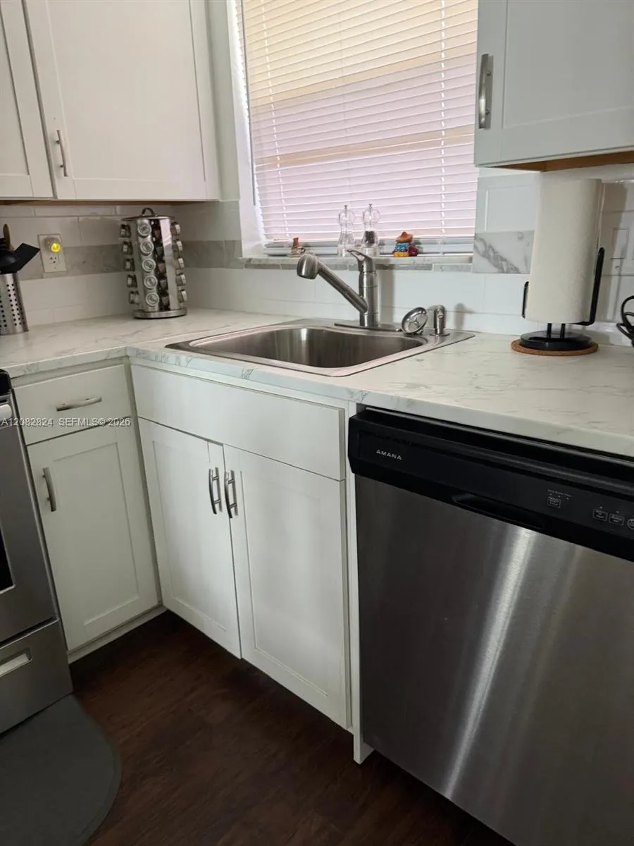 8220 Sunrise Lakes Blvd #211 Sunrise, FL 33322