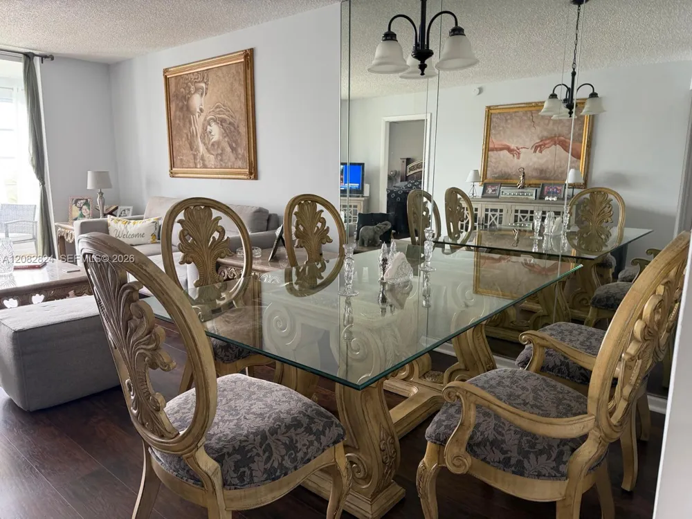 8220 Sunrise Lakes Blvd #211 Sunrise, FL 33322