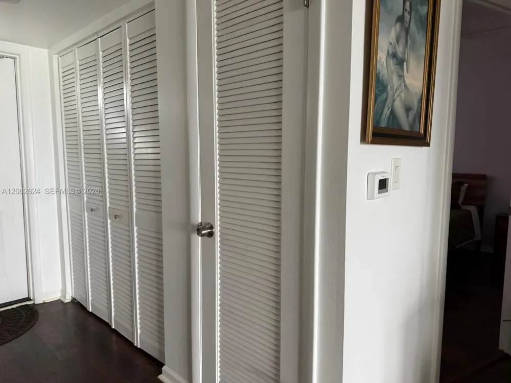 8220 Sunrise Lakes Blvd #211 Sunrise, FL 33322