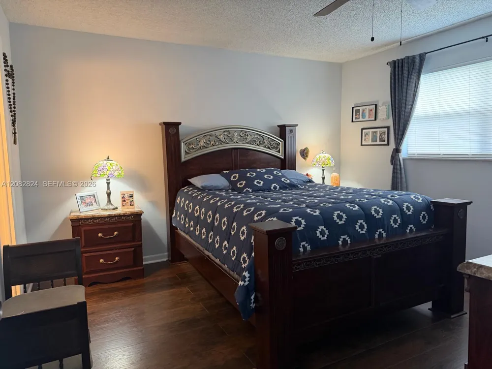 8220 Sunrise Lakes Blvd #211 Sunrise, FL 33322