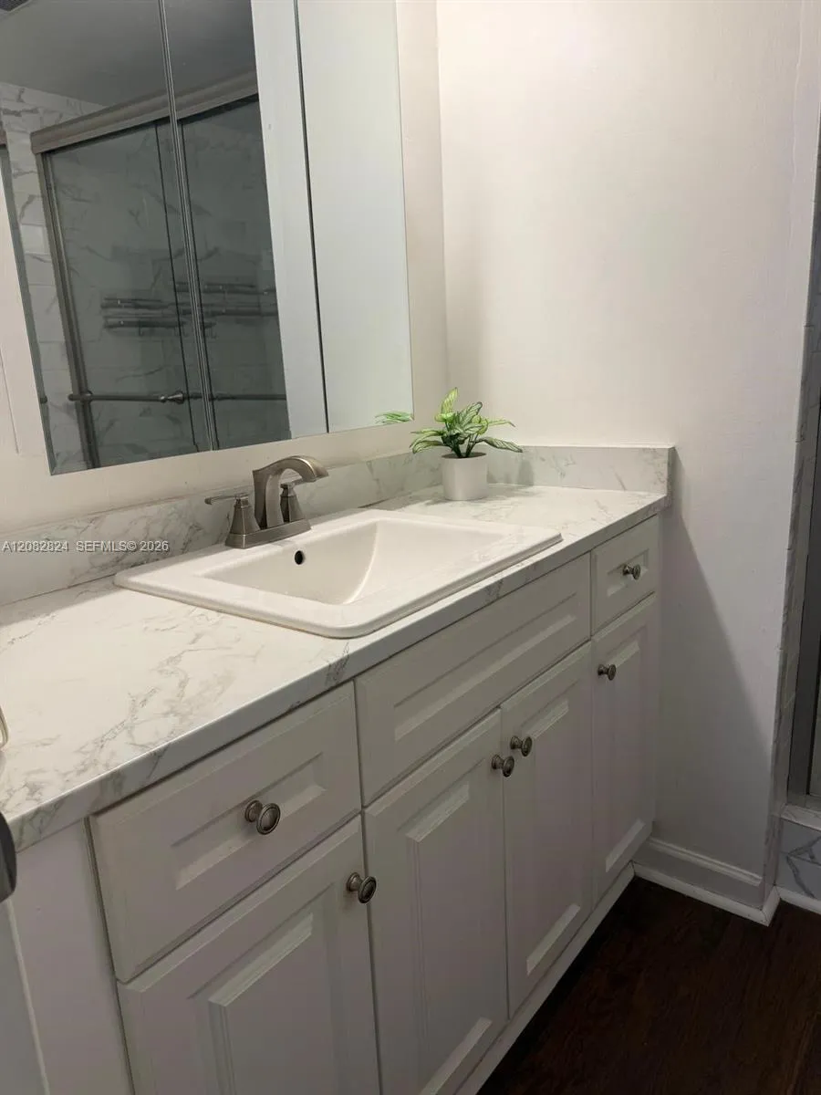 8220 Sunrise Lakes Blvd #211 Sunrise, FL 33322