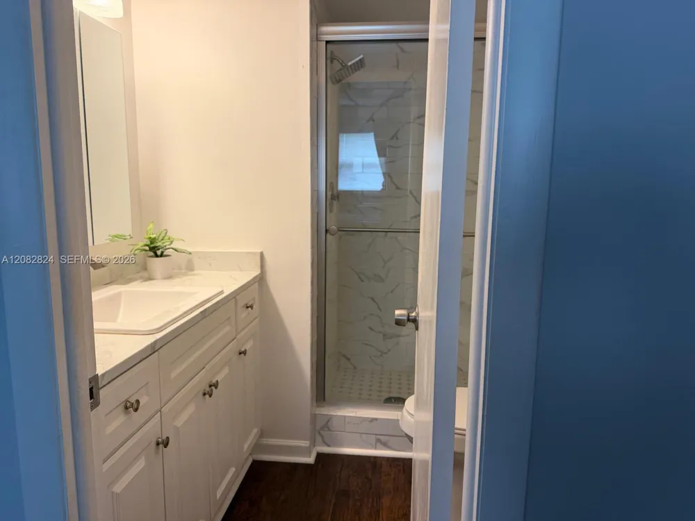 8220 Sunrise Lakes Blvd #211 Sunrise, FL 33322