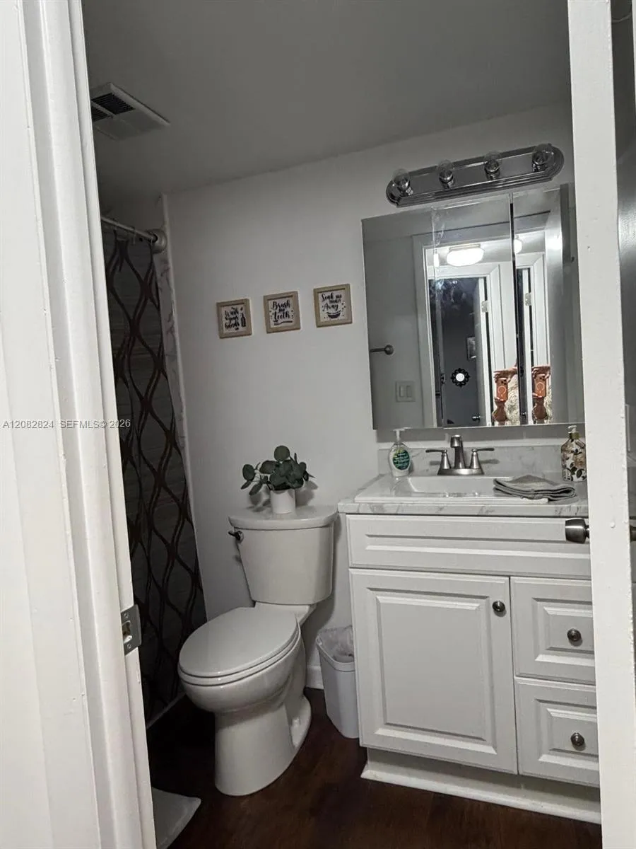 8220 Sunrise Lakes Blvd #211 Sunrise, FL 33322