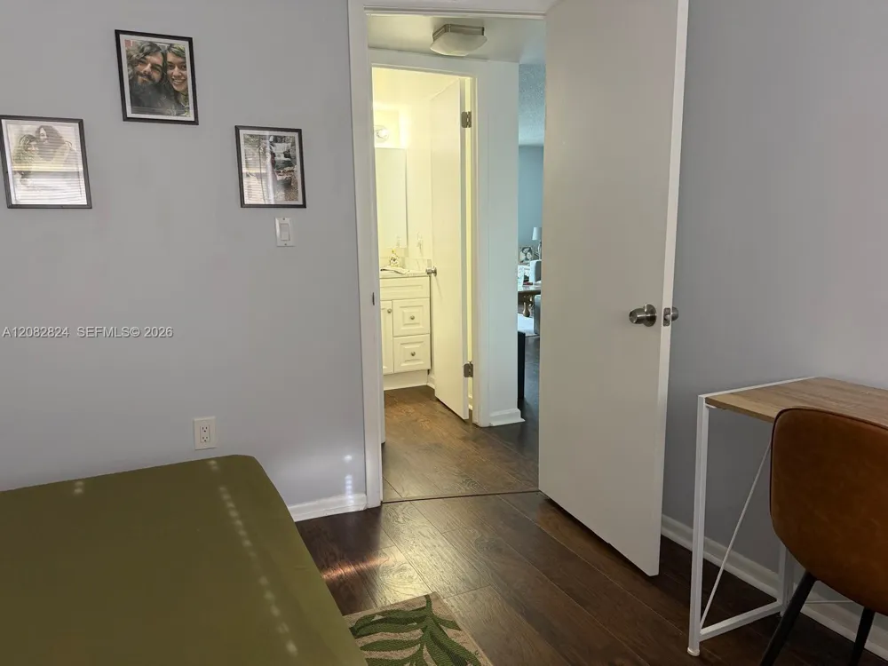 8220 Sunrise Lakes Blvd #211 Sunrise, FL 33322
