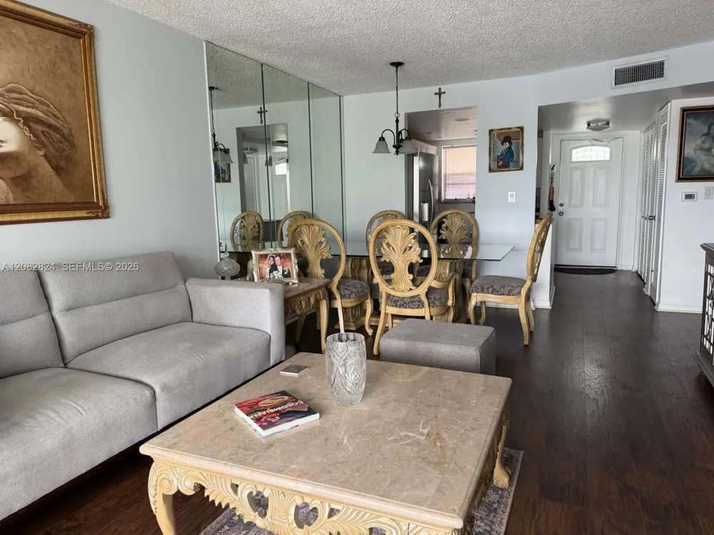8220 Sunrise Lakes Blvd #211 Sunrise, FL 33322