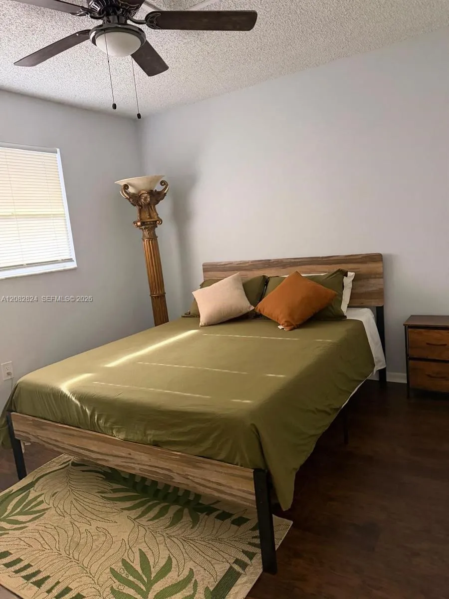 8220 Sunrise Lakes Blvd #211 Sunrise, FL 33322